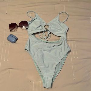 (Worn once for photo shoot ) REFUGE swimwear size: S